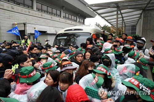 톨게이트 노동자, 청와대로 행진 중 경찰과 충돌