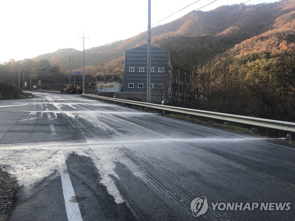증평 지개태고개에 설치된 자동 염수 분사 장치