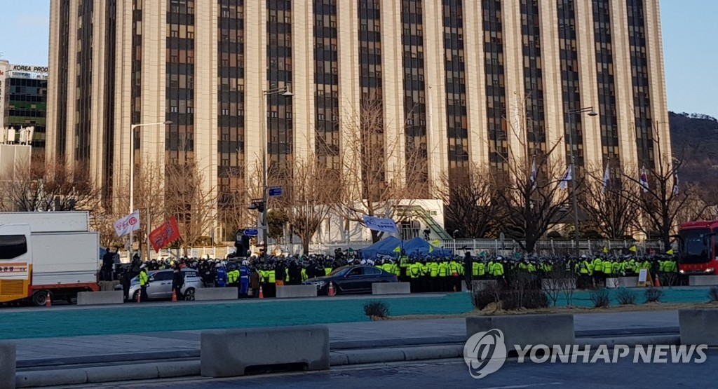 서울시·종로구, 광화문 세종대로 불법 농성장 철거 개시