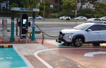 This photo provided by the Korea Energy Agency shows an electric vehicle being charged. (PHOTO NOT FOR SALE) (Yonhap)