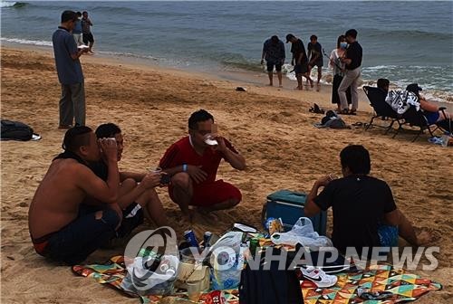 대천해수욕장서 야간에 음주하는 외국인 피서객