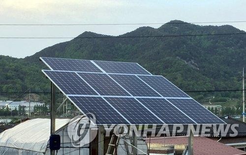 신재생에너지 발전설비 지원 사업으로 주택 옥상에 설치한 태양광 시설