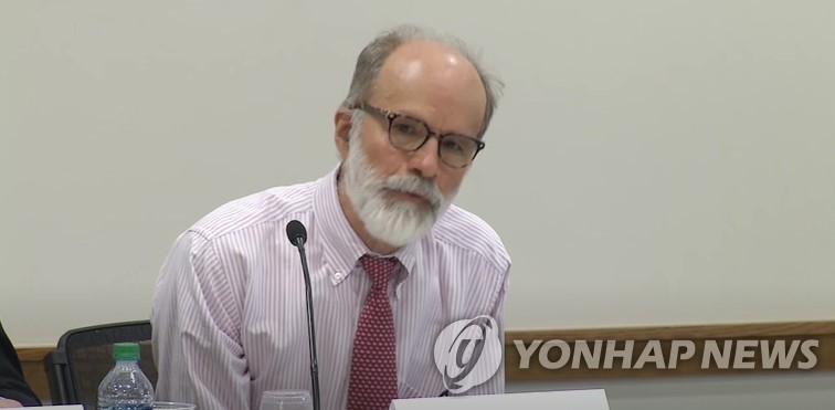 This photo, captured from the YouTube account of Harvard Law School, shows Professor J. Mark Ramseyer. (PHOTO NOT FOR SALE) (Yonhap)