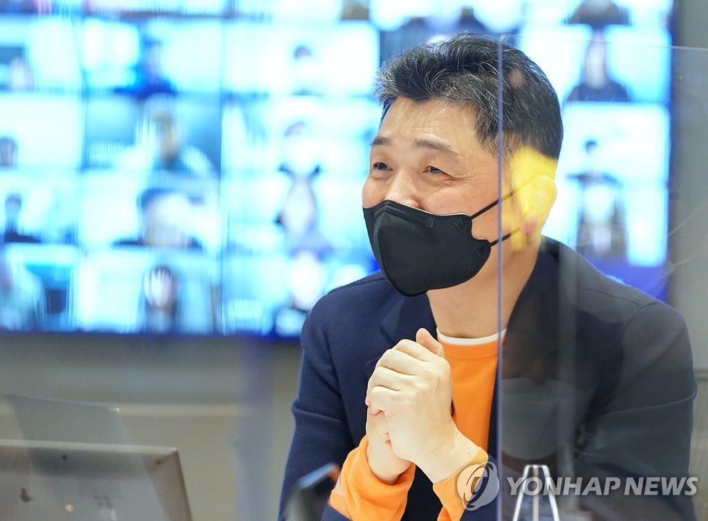 This photo provided by Kakao Corp. on Feb. 25, 2021, shows Kakao founder Kim Beom-su speaking at an online conference with his employees. (PHOTO NOT FOR SALE) (Yonhap)