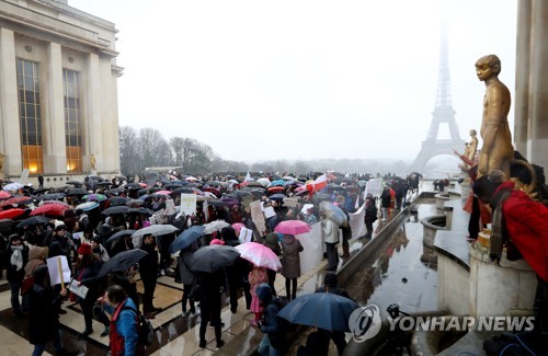 21일(현지시간) 프랑스 파리 에펠탑 앞에서 열린 여성행진 행사[AFP=연합뉴스]