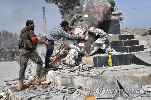 터키군, 시리아 북서부 쿠르드 점령…쿠르드 동상 파괴하는 터키연계 반군 [AFP=연합뉴스]