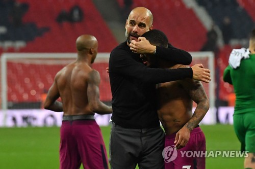 선수들 격려하는 과르디올라 감독