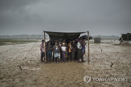 천막 아래서 비 피하는 로힝야족 난민 [AFP=연합뉴스 자료 사진]