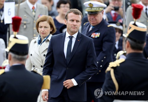 에마뉘엘 마크롱 프랑스 대통령(가운데)와 플로랑스 파를리 프랑스 국방장관(왼쪽 여성)[AFP=연합뉴스]