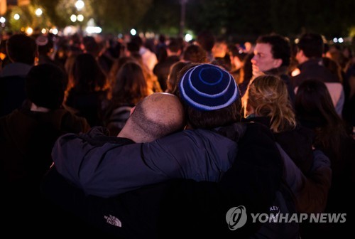 피츠버그 총격사건 후 백악관 앞에서 열린 유대교 커뮤니티의 촛불집회