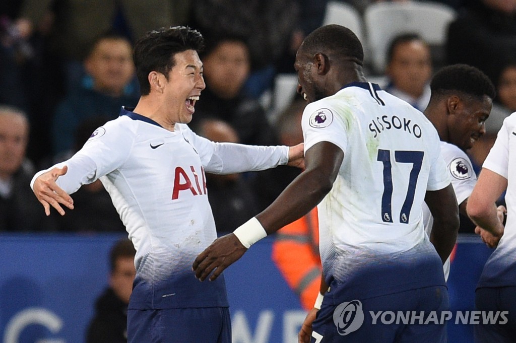 골 터뜨리고 무사 시소코와 기뻐하는 손흥민
