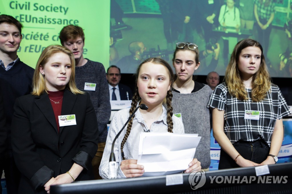 EU 행사서 기후변화 대비 촉구 연설하는 스웨덴 여고생 툰베리(가운데)