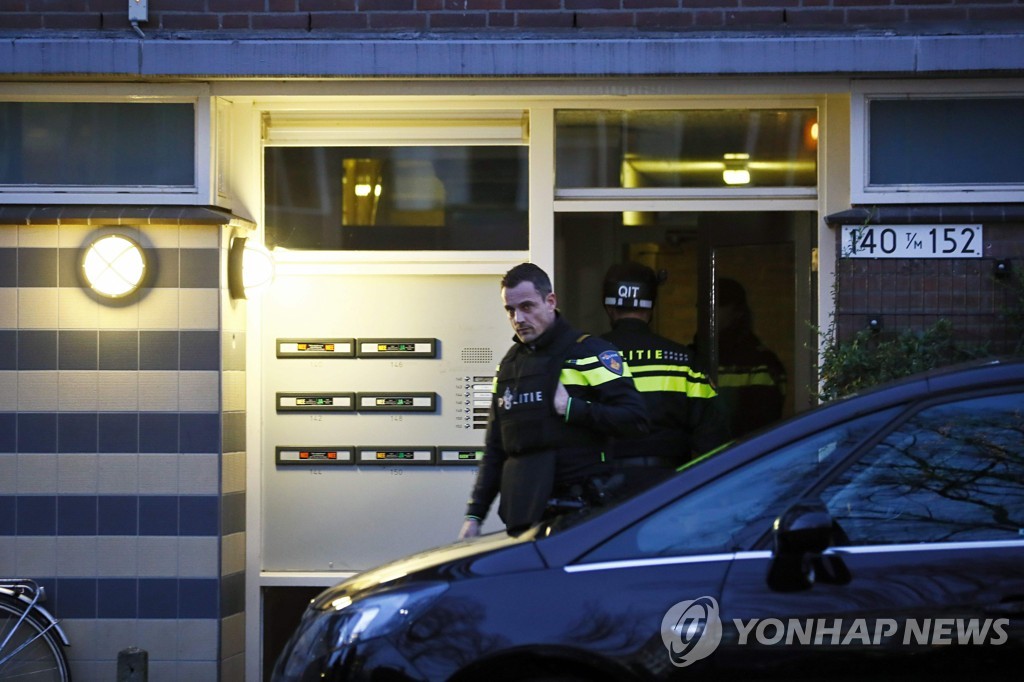 총격 사건 현장 수사중인 네덜란드 경찰 