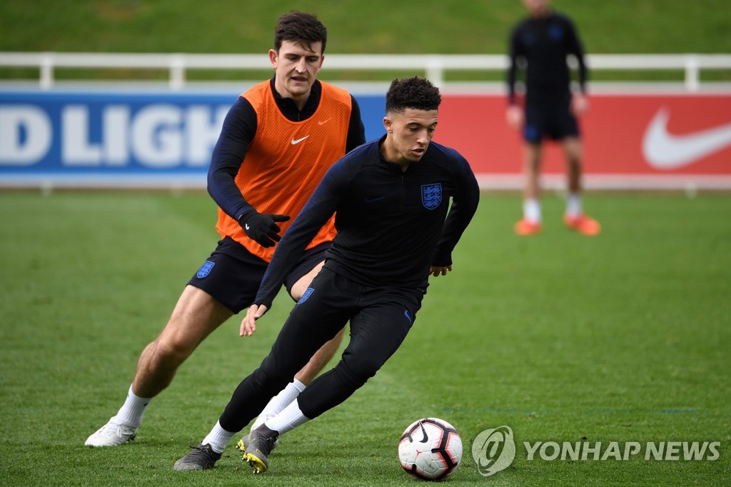 대표팀 훈련을 소화하는 제이든 산초(오른쪽)