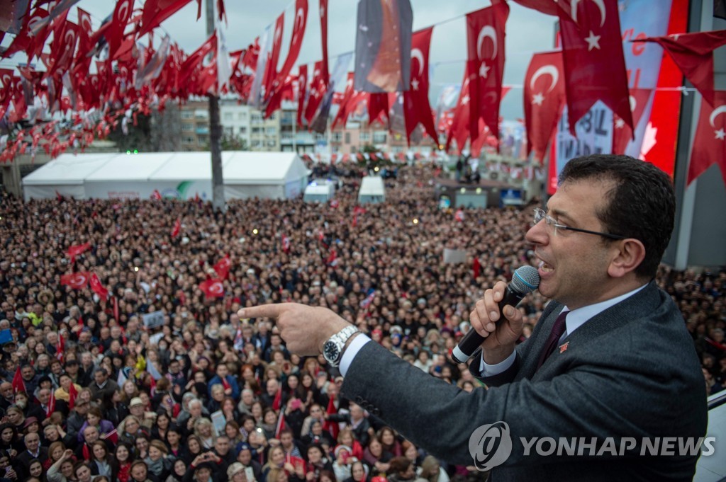 15일 이스탄불에서 열린 집회에서 연설하는 야당의 이스탄불 시장 후보 이마모을루