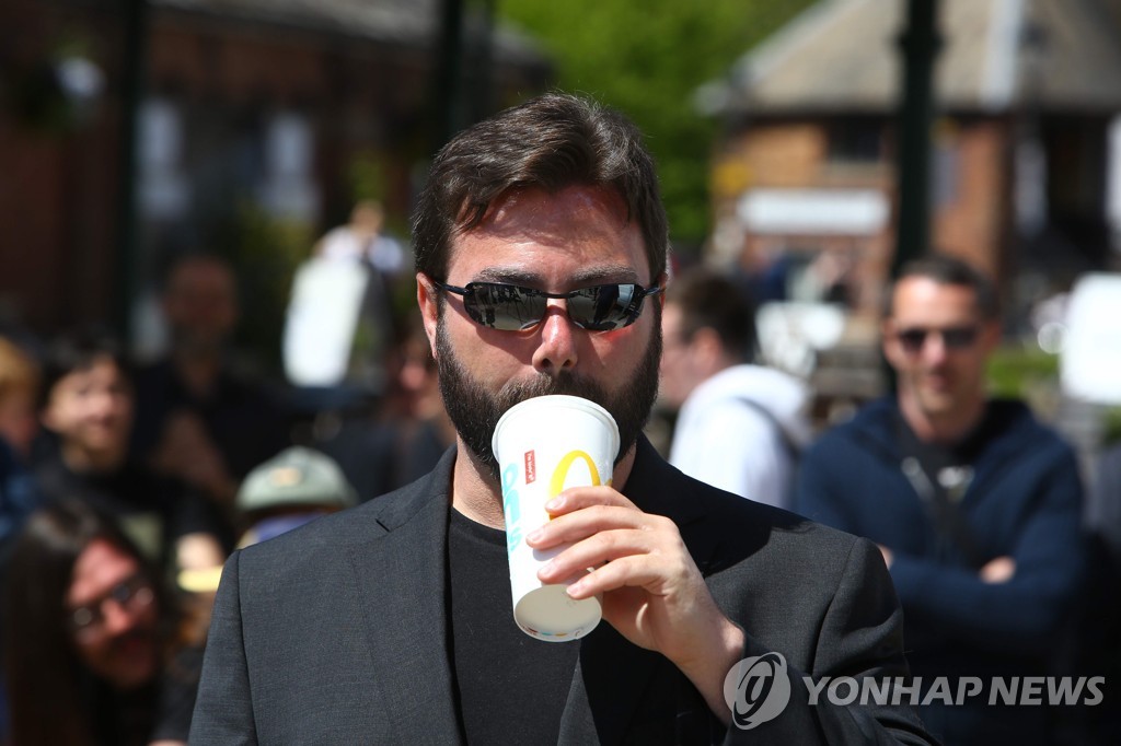 맥도널드 음료를 마시는 칼 벤저민 유럽독립당(UKIP) 후보