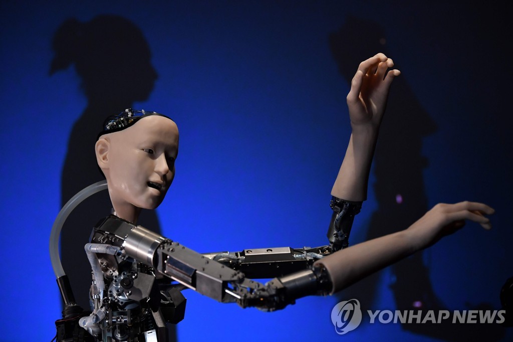 지난 15일 런던의 '인공지능: 인간적인 것 그 이상'이라는 제목의 박람회에 등장한 인간의 얼굴 모습을 한 인공지능 로봇 'Alter 3: Offloaded Agency'[AFP=연합뉴스 자료사진]