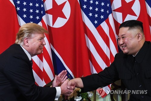 지난 2월 베트남 하노이 2차 북미정상회담에서 악수하는 북미 정상