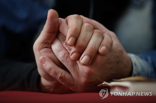 손 꼭 붙잡은 미할추크와 삼촌
