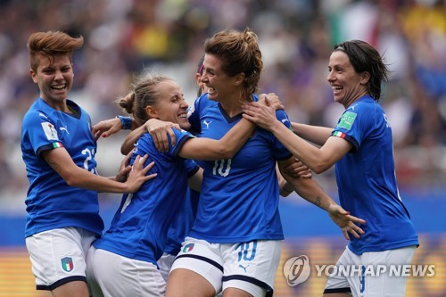 지렐리(10번)의 세 번째 골에 환호하는 이탈리아 선수들