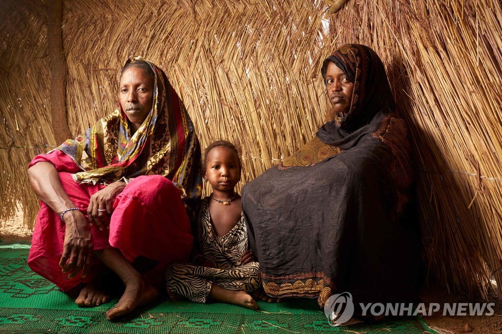 2019년 5월 13일 서아프리카 말리에서 부족간 유혈충돌에 휘말려 가족을 잃고 난민 캠프에 몸을 의탁한 현지인 여성과 아이들. [AFP=연합뉴스자료사진]