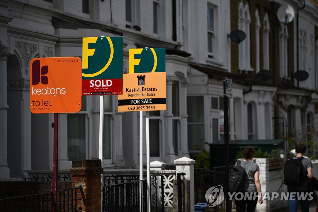매매 및 임대 간판이 세워진 런던 주택들 [AFP=연합뉴스]