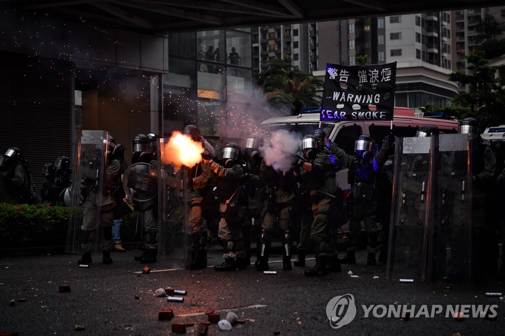25일 홍콩 췬안 지역에서 최루가스를 쏘는 홍콩 시위 진압 경찰