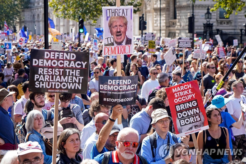 "존슨 총리 의회 중지는 쿠데타"…런던서 시위