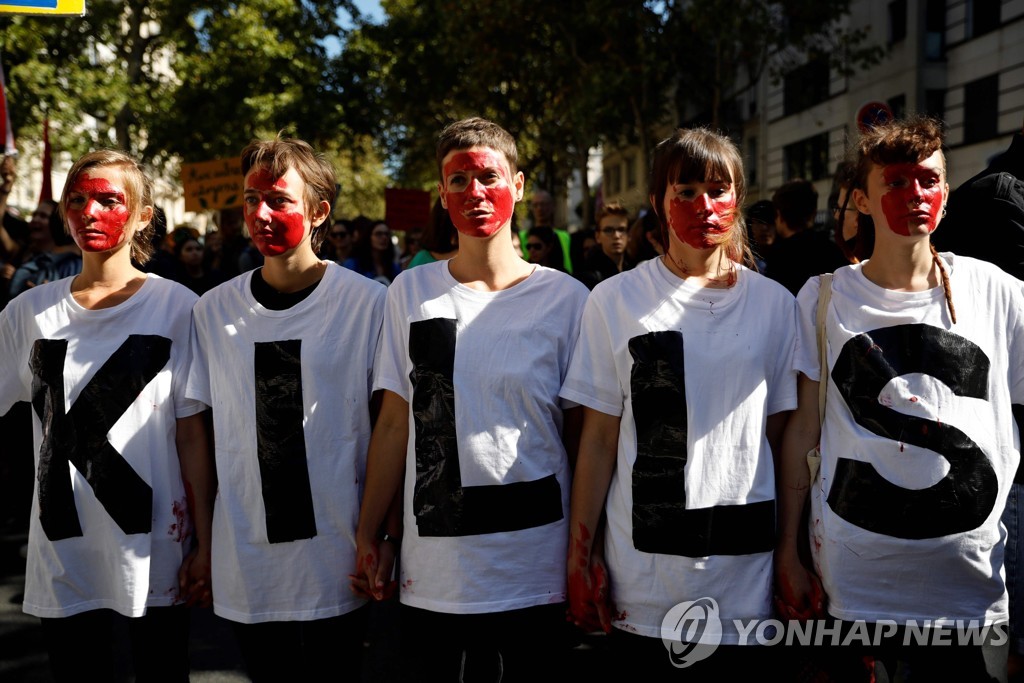 TOPSHOT-FRANCE-ENVIRONMENT-CLIMATE-DEMO
