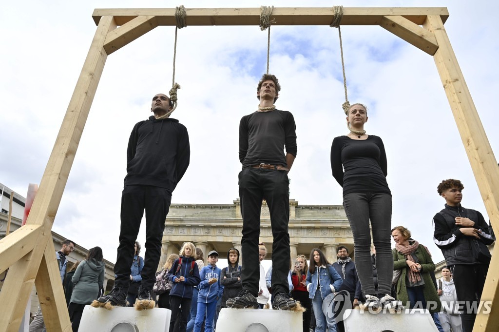 TOPSHOT-GERMANY-POLITICS-CLIMATE-PROTEST