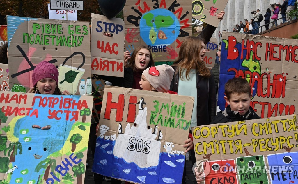 TOPSHOT-UKRAINE-ENVIRONMENT-CLIMATE-DEMO