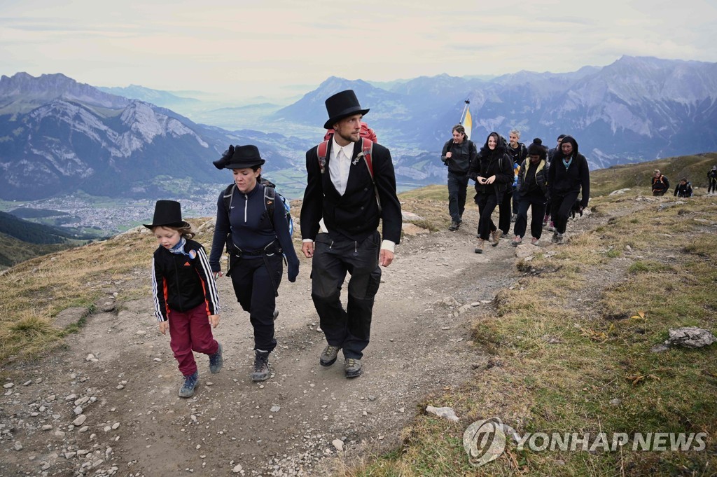 22일 스위스 피졸산에서 열린 '빙하 장례식'으로 향하는 조문객들