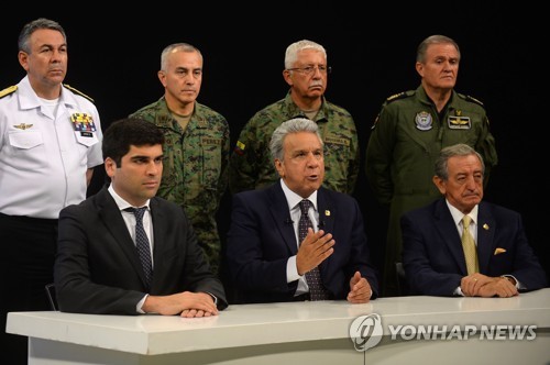 모레노 에콰도르 대통령(아래 가운데) "쿠데타 시도" 주장