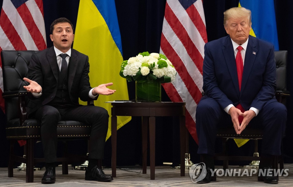  올해 9월 뉴욕에서 열린 유엔총회에서 따로 만난 트럼프 대통령(오른쪽)과 젤렌스키 우크라이나 대통령