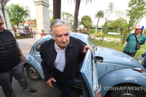 지난달 대선 당시 자신의 비틀을 타고 투표소 도착한 무히카 전 대통령