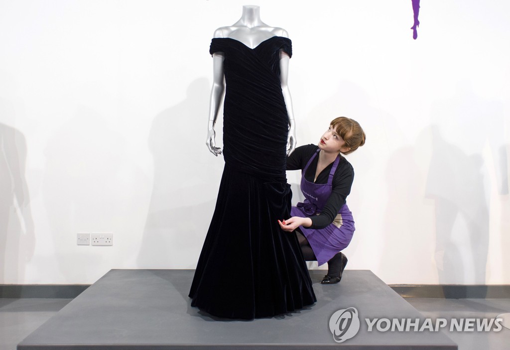 이달 초 케리 테일러 옥션 경매에 나온 다이애나의 '트라볼타 드레스'