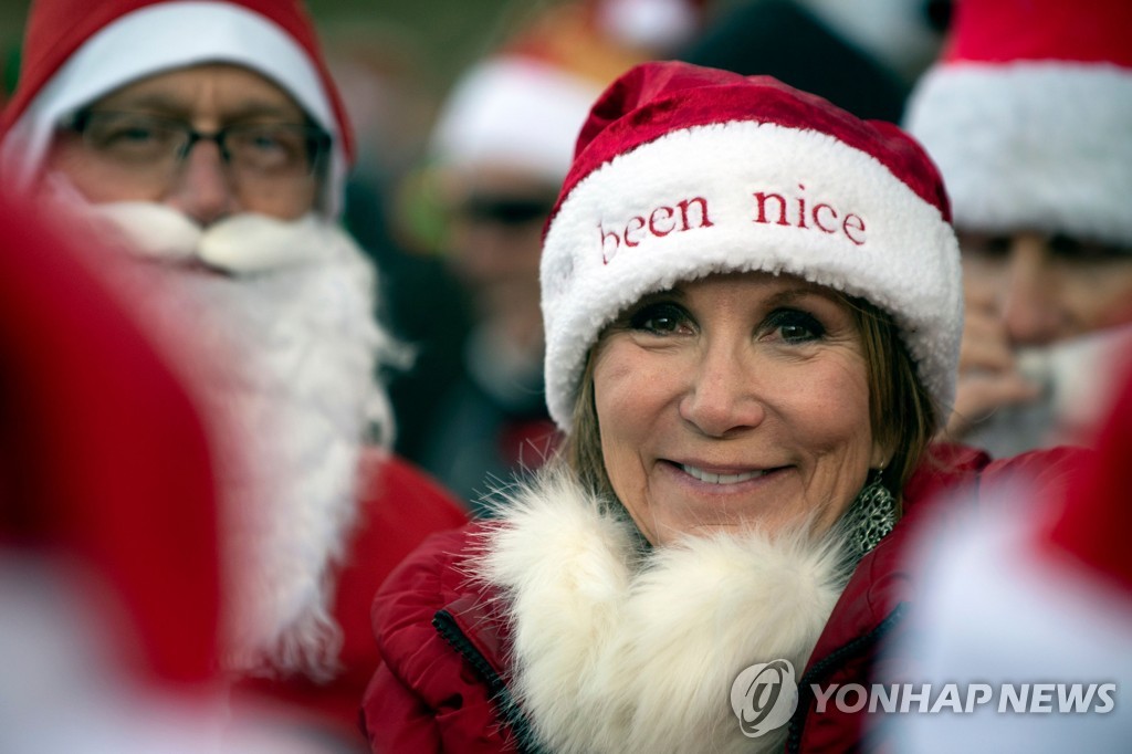 US-OFFBEAT-CHRISTMAS-SANTA CLAUS-RACE