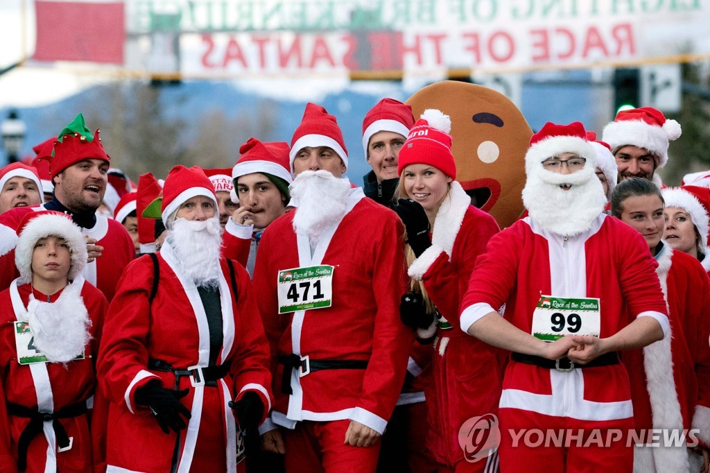 US-OFFBEAT-CHRISTMAS-SANTA CLAUS-RACE