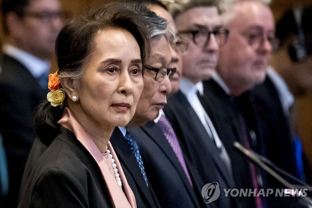 10일 '로힝야 학살' 혐의 ICJ 법정에 변호인단장으로 출석한 수치 미얀마 국가고문(왼쪽)