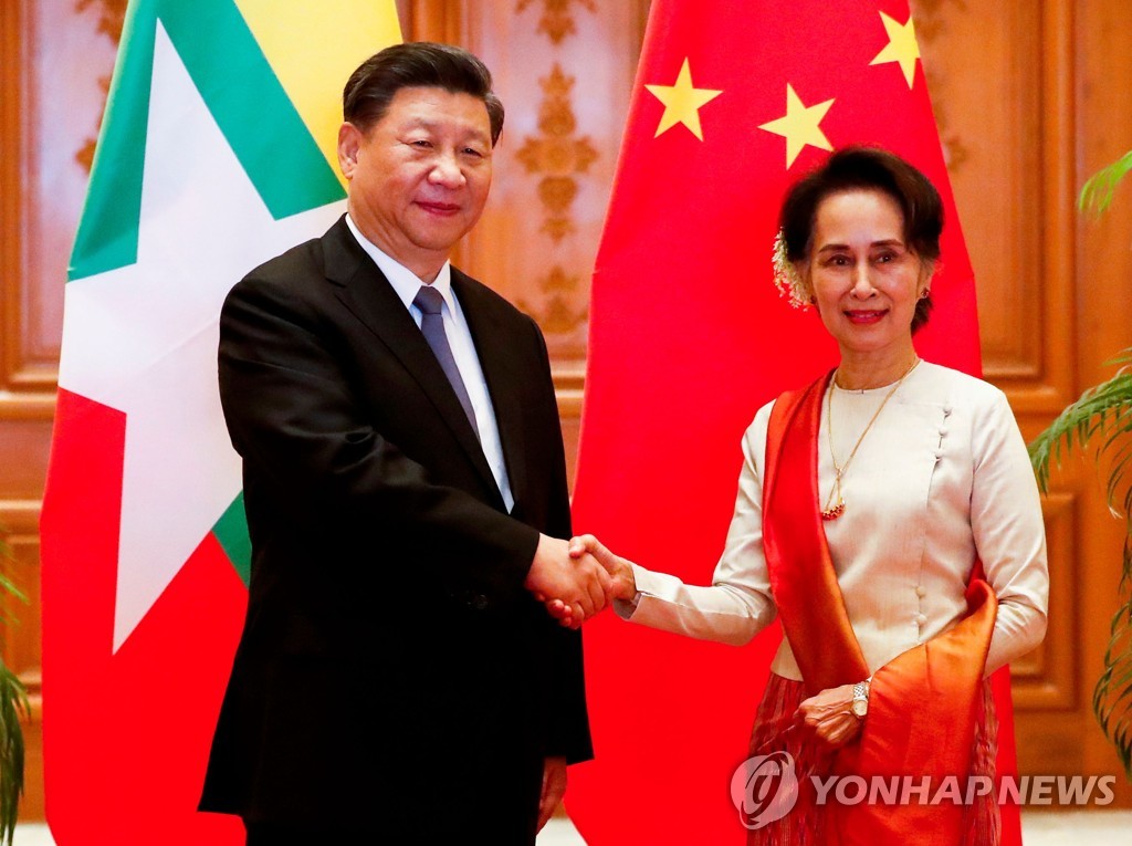 18일 미얀마를 방문해 아웅산 수치 국가고문(오른쪽)과 악수하는 시진핑 중국 국가주석