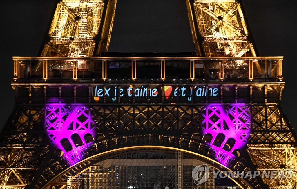 FRANCE-EIFFEL-VALENTINE-DAY