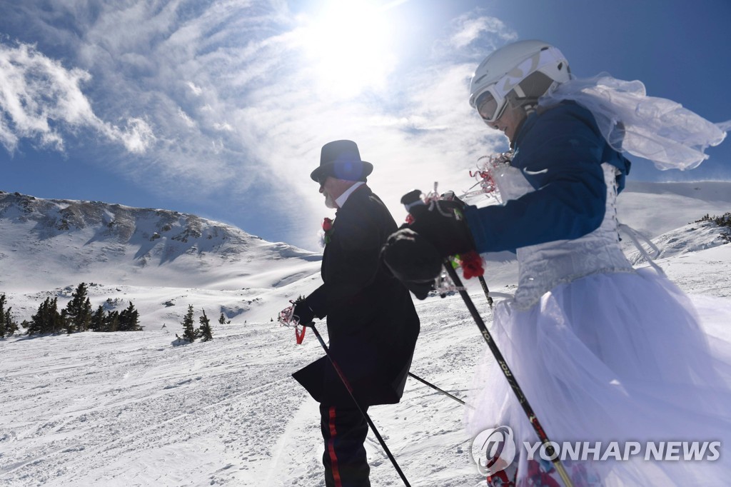 '산꼭대기에서 사랑을 외치다'…미국 발렌타인데이 맞이 '스키 결혼' 행사
