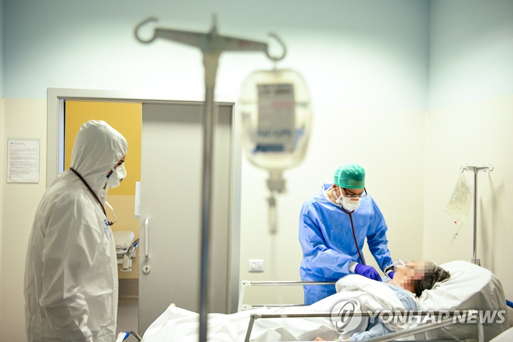 지난 3일 이탈리아 베르가모의 한 병원에서 의료진이 코로나19 환자를 진료하고 있다. [AFP=연합뉴스 자료사진]