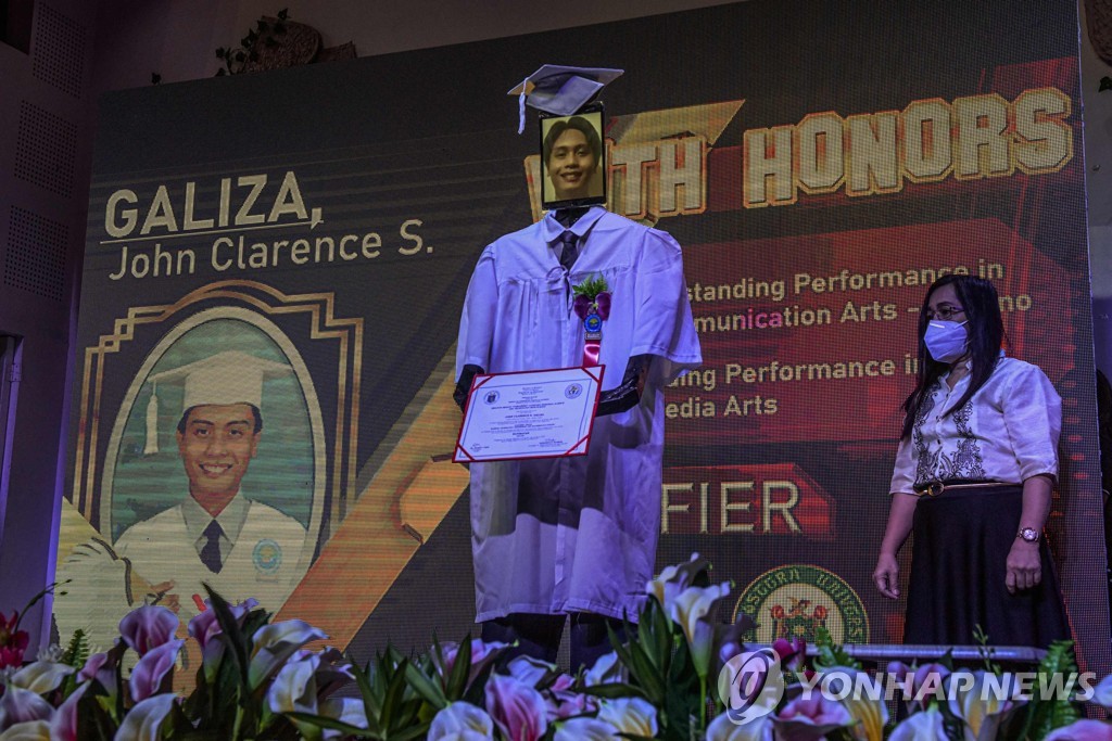 PHILIPPINES-HEALTH-VIRUS-GRADUATION