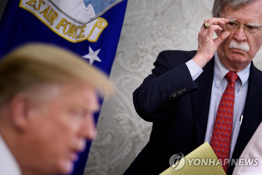 트럼프 대통령 쳐다보는 볼턴 전 보좌관
