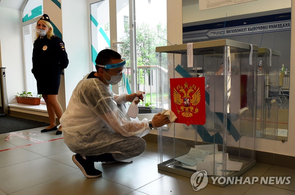 RUSSIA-VOTE-CONSTITUTION-VIRUS
