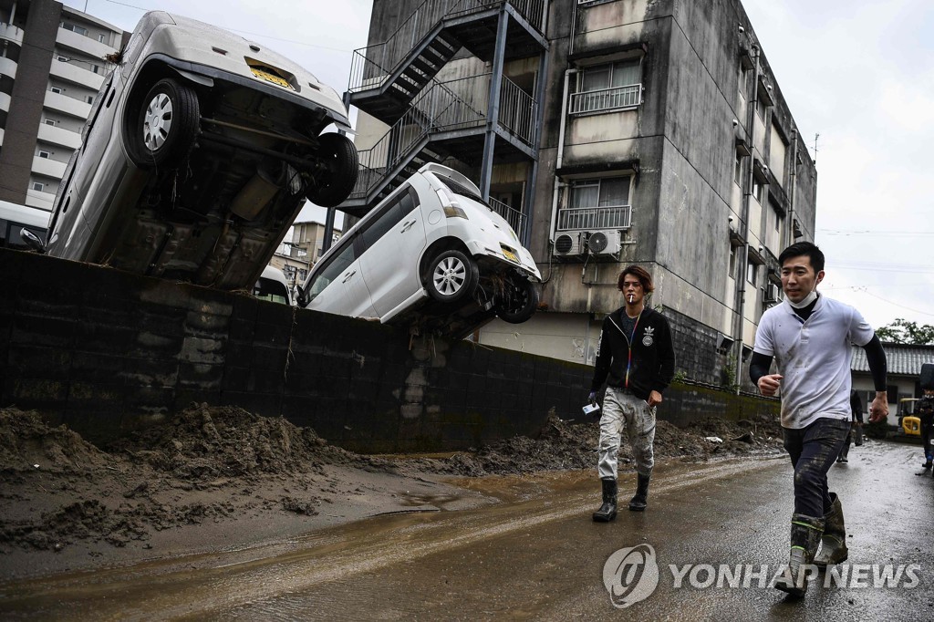 TOPSHOT-JAPAN-WEATHER-RAIN-FLOOD