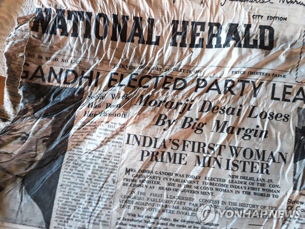 '알프스 속에 묻힌 역사'…빙하 녹아내리며 50년 전 신문 발견