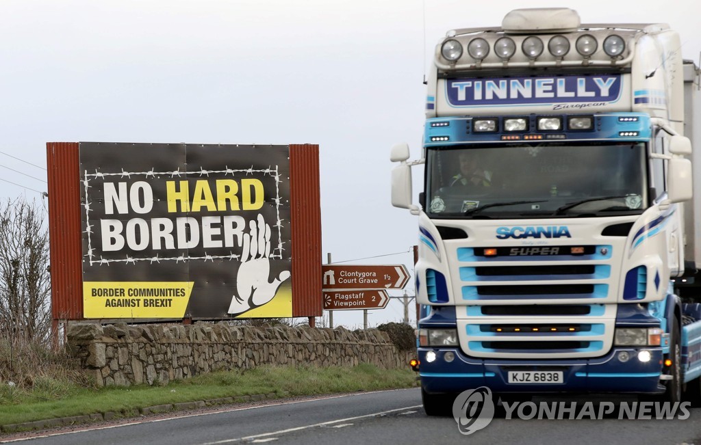 아일랜드와 북아일랜드 국경을 지나가는 대형 트럭 [AFP=연합뉴스 자료사진]