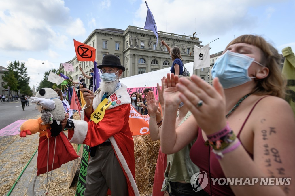 SWITZERLAND-CLIMATE-POLITICS-DEMO